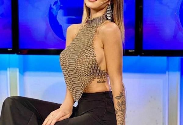 Romina Malaspina chama atenção ao apresentar telejornal com blusa transparente